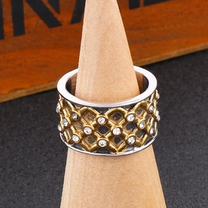 Detail of hollow mesh cuban chain ring with gold and silver dual-tone plating