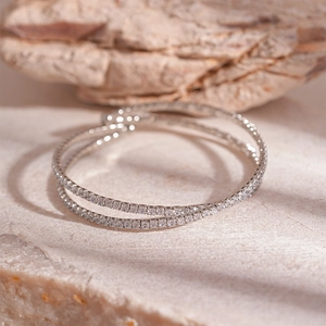 Élégant bracelet double couche en argent avec zircons posé sur une pierre naturelle