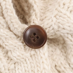 Schicke beigefarbene Strickjacke mit Zopfmuster und braunem Knopf für Damenmode 2025