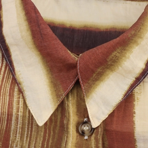 Chemise à rayures ample avec col pointu et détail de bouton en écaille