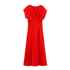 Détail de la robe en satin rouge à col en V montrant la texture soie et la coupe ajustée