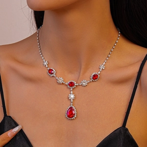 Collier élégant avec pendentif goutte rouge et détails de strass étincelants au cou