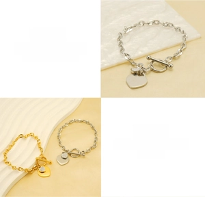 Détail du bracelet en acier titane avec pendentif cœur, cristaux et fermoir OT