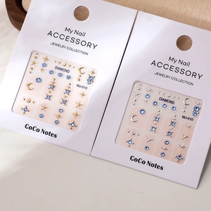 Détail de stickers à ongles 3D dorés avec strass, étoiles et motifs de lune