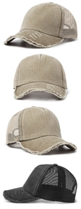 Detail van de versleten rand en ademend gaas op deze vintage gewassen katoenen truckerpetten
