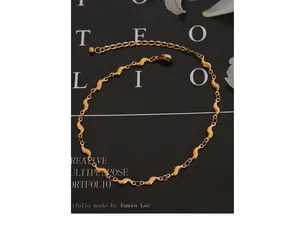 Détail de la chaîne de cheville ondulée plaquée or 18K avec fermoir mousqueton