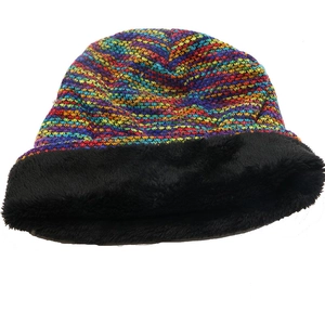 Gros plan d'un bonnet en maille coloré avec doublure épaisse en fausse fourrure noire
