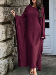 Robe longue élégante bordeaux à manches chauve-souris avec une silhouette fluide et chic