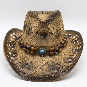 Dettaglio cappello da cowboy marrone con trama traforata e cinturino in perline etniche