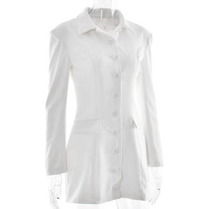 Dettaglio di un abito blazer bianco a maniche lunghe con colletto a rever e vita aderente