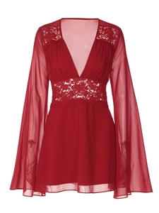 Robe courte rouge élégante avec col en V, dentelle et manches évasées en tulle