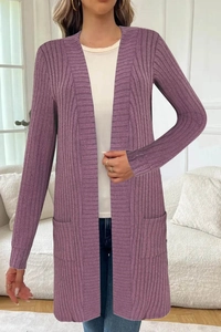 Detailansicht der vertikalen Rippstruktur und Seitentasche dieser lila langen Strickjacke