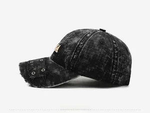 Détail de casquette vintage délavée noire avec broderie LA et œillets métalliques