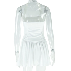 Détail de la robe dos nu en satin blanc avec jupe évasée plissée en coupe trapèze