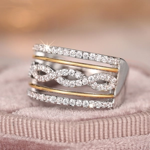 Makro-Detail des zweifarbigen mehrlagigen Rings mit Zirkonia auf rosa Samtbox