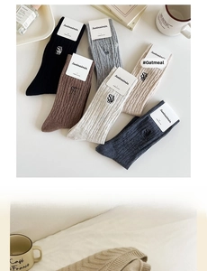 Détails de chaussettes en coton vintage avec maille côtelée et broderie de lettres