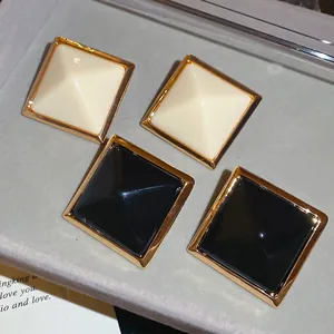 Boucles d'oreilles vintage en résine losange, design géométrique noir et blanc doré