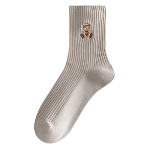 Chaussettes beige en coton avec broderie ours et texture en maille côtelée