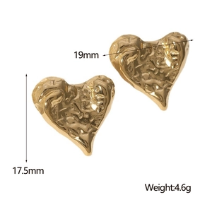 Orecchini a cuore in acciaio al titanio placcati oro 18K testurizzati, 19mm per 17,5mm