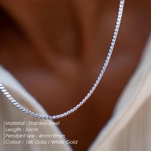 Klassieke roestvrijstalen witgouden ketting op vrouwelijk model, maat 55 cm en 4 mm x 8 mm