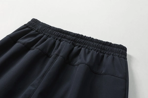Detailansicht des elastischen Bundes mit Kordelzug an der gefütterten Freizeithose