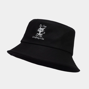 Dettaglio del cappello alla pescatora nero con grafica di gatto e testo It's Fine