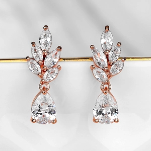 Detailaufnahme der rosévergoldeten Tropfenohrringe mit Zirkonia im Marquise-Schliff