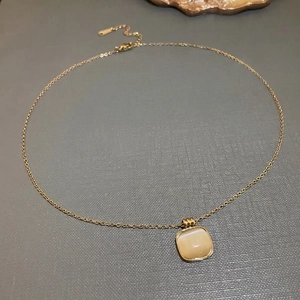 Collier élégant en acier titane doré avec pendentif carré en œil de chat à un angle de 45°
