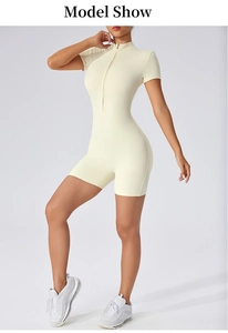 Détail d'un combishort de sport beige à fermeture éclair pour le yoga et le fitness