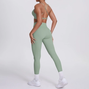 Vue détaillée de l'ensemble de yoga vert sauge avec brassière croisée et legging taille haute