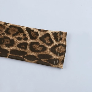 Vista macro dell'orlo a doppia cucitura e della stampa leopardata sul vestito in maglia