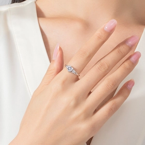Elegant S925 sterling silver crown ring with heart-shaped cubic zirconia on model