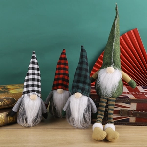 Festliche Weihnachtsgnome Set mit karierten Hüten und weißen Bärten auf Holztisch