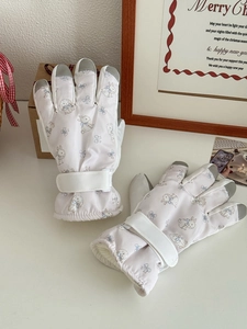 Detail der wasserdichten Skihandschuhe mit Hasenprint und Weihnachtsgeschenkbox