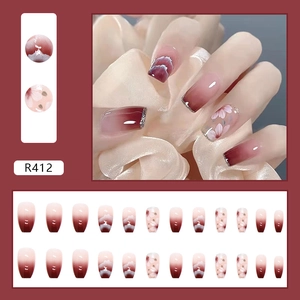Faux ongles courts ballerine avec dégradé bordeaux et motifs de fleurs de camélia