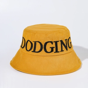 Gros plan détaillé du chapeau bob en coton jaune avec broderie DODGING en noir