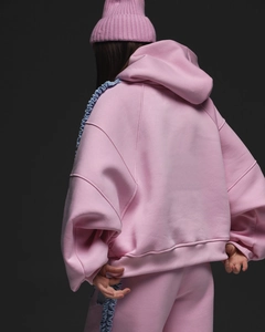 Vue arrière d'un sweat à capuche rose avec volants bleus et pantalon assorti