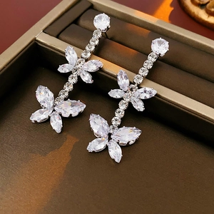 Vue détaillée de boucles d'oreilles florales en argent avec zircons dans un écrin à bijoux