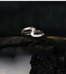 Detailed view of S925 sterling silver Z-shape ring with bicolor polished and rock texture
