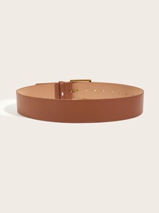 Dettaglio di cintura larga vintage marrone con fibbia quadrata dorata e bordi cuciti