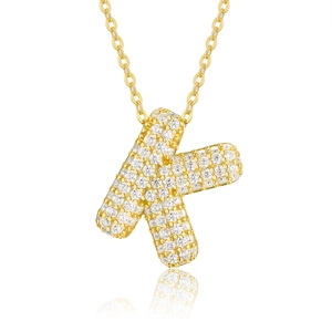Collana con lettera K dorata e zirconi brillanti su una sottile catena d'oro