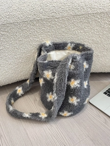 Fuzzy gray lamb wool tote bag with daisy patterns for winter daily shoulder wear