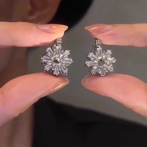 Sparkling silver flower hoop earrings with baguette-cut zircons in a vintage minimalist design