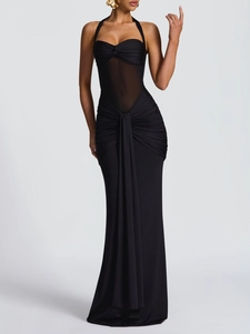 Abito lungo nero con scollo all'americana, inserto in mesh e drappeggio laterale chic