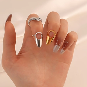 Ensemble de bagues d'ongles géométriques minimalistes en or et argent sur une main