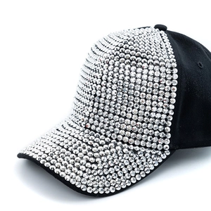 Dettaglio del cappellino da baseball nero di lusso con strass argentati scintillanti