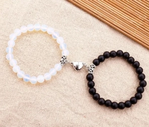Bracciale magnetico di coppia con opale bianco e perle di agata nera opaca