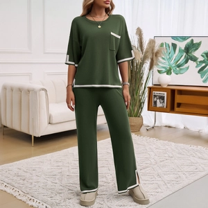 Ensemble en maille vert armée avec haut à manches courtes et pantalon large à rayures