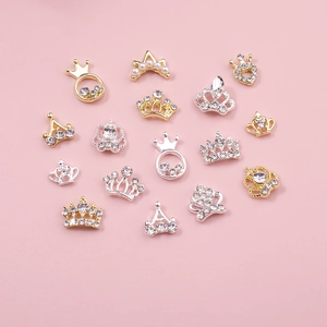 Bijoux d'ongles en forme de couronne avec strass et perles, finitions or et argent