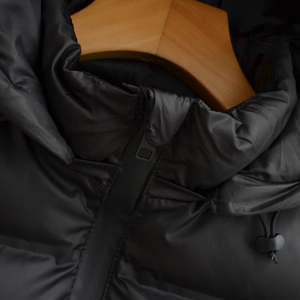 Damen Steppweste mit Kapuze in Schwarz, Stehkragen und robustem Metallreißverschluss